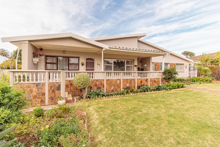For Sale: Spacious 4-bedroom house in Westering with pool, garden, and double garage.