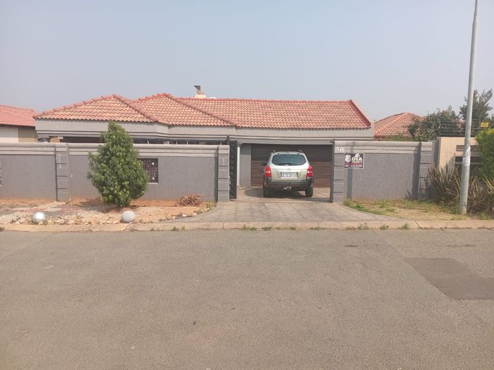 For Sale: House in Alveda Park with 3 bedrooms, double garage, and spacious yard.
