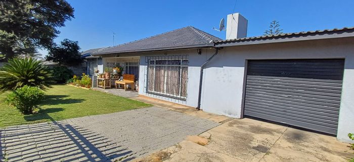 House for Sale in Tulisa Park: 3 beds, pool, garden, versatile extra room.