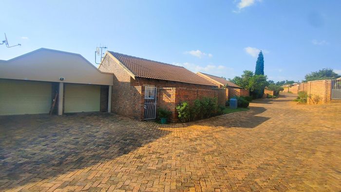 Elarduspark Townhouse For Sale: 2 beds, garden, secure access, near amenities.