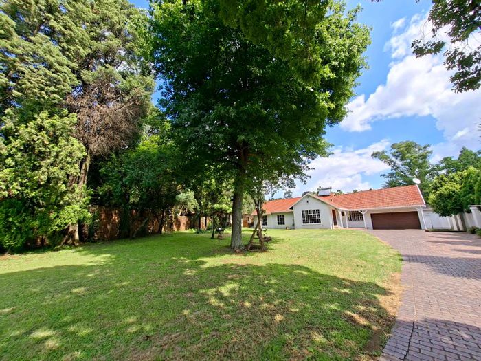 Woodmead House To Rent: 4 beds, pool, pet-friendly, garden, dual dwellings.