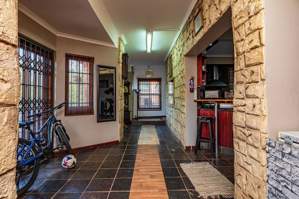 Foyer cum lounge towards the kitchen and main entrance hall