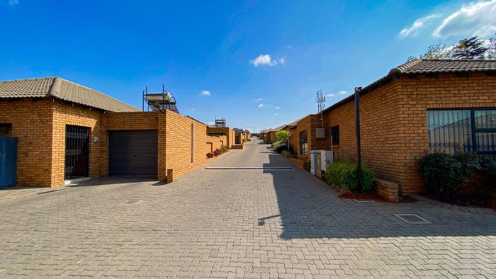 Property #2203988, Cluster for sale in Germiston Central