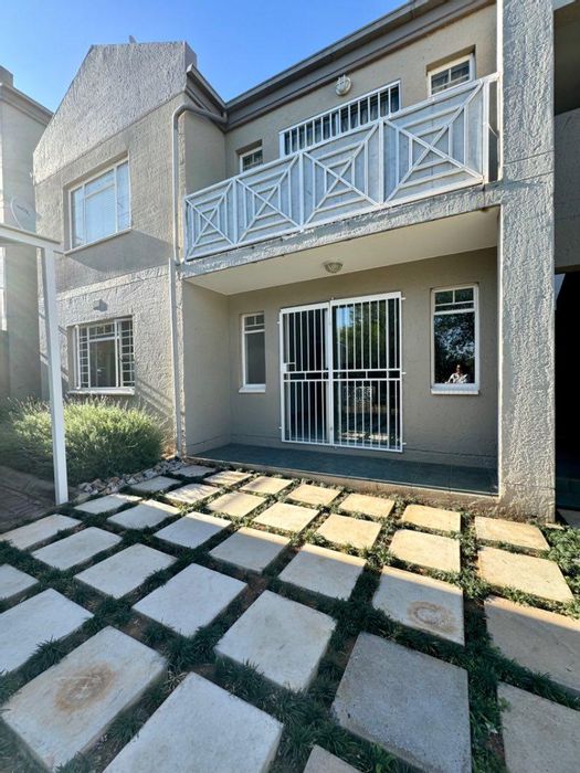 Lynnwood Apartment To Rent: 2 Bedrooms, pool access, fiber-ready, no-loadshedding zone.