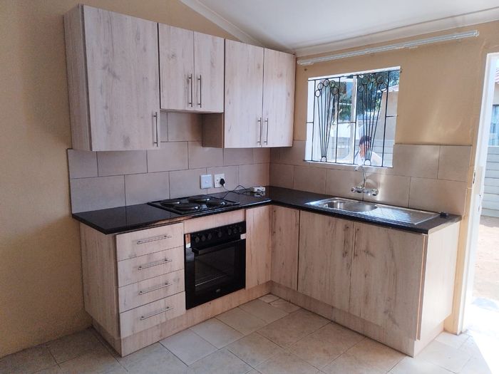 1-bedroom house with ensuite, open plan lounge, fitted kitchen in Chief A Luthuli Park.