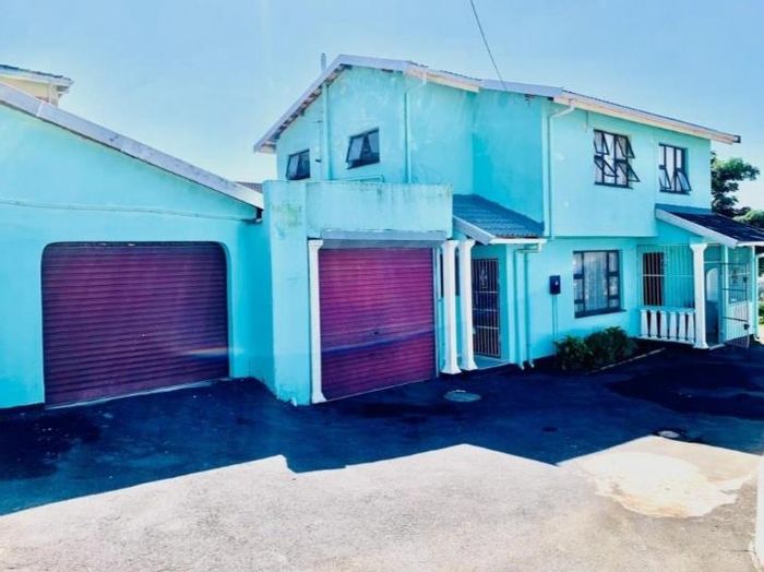 Umlazi Central House For Sale: 3 Bedrooms, 2 Garages, Fenced, Convenient Location.