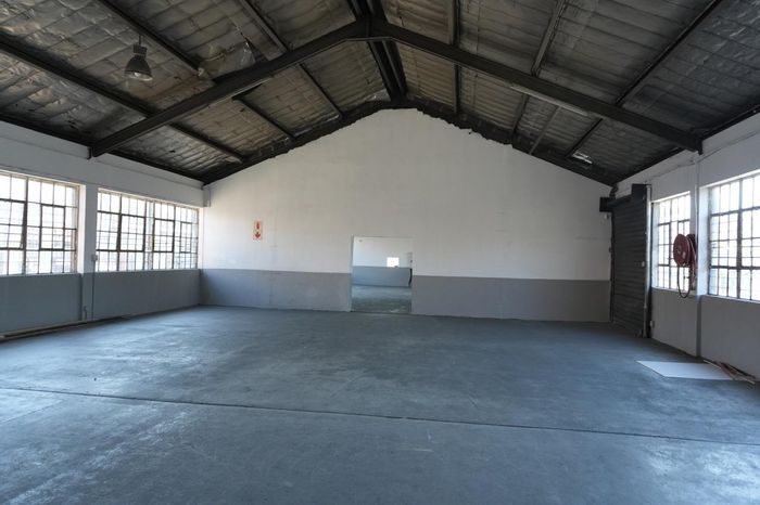Industrial property in Mountain Ridge to rent with 400 Amps power and secure yard.