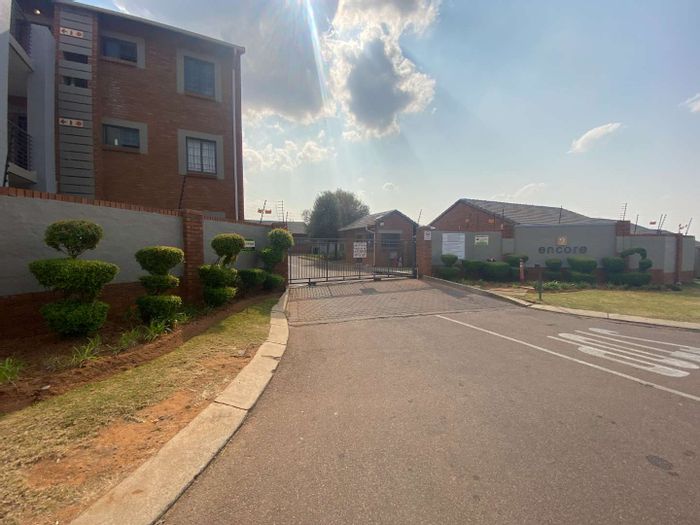 Sagewood Apartment For Sale: 2-bed, secure complex, spacious living, garage included.