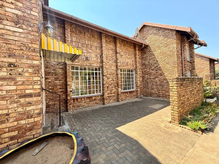 2-bedroom townhouse to rent in Vryheid Central with garage and communal pool.