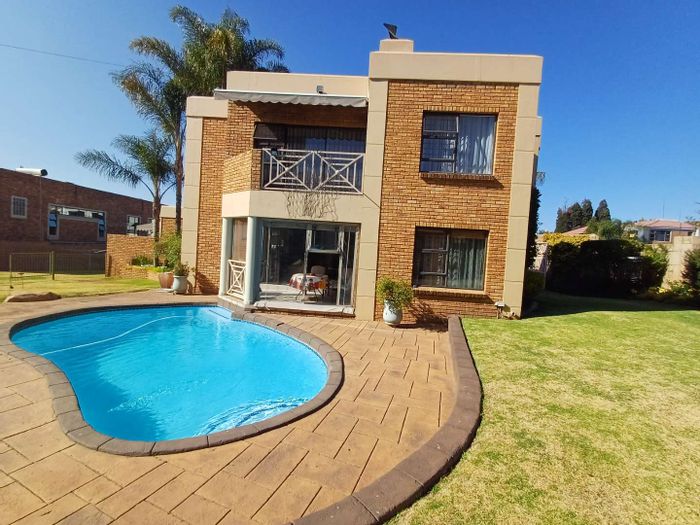 Meyersdal House For Sale: Open plan living, pool, lapa, pub, and guest bath.