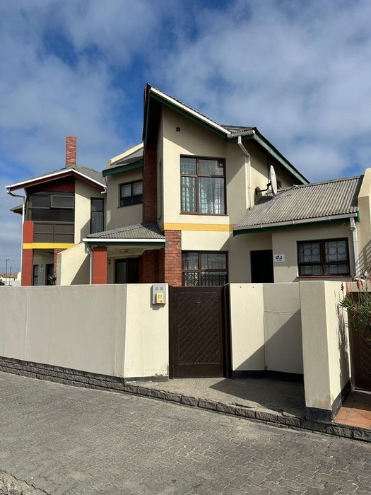 For Sale: Kramersdorf Townhouse with 2 Bedrooms, Garage, and Security Features.