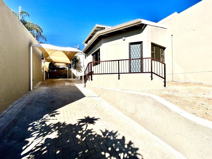 Kleine Kuppe House To Rent: 3 Bedrooms, balcony, entertainment area, security features.