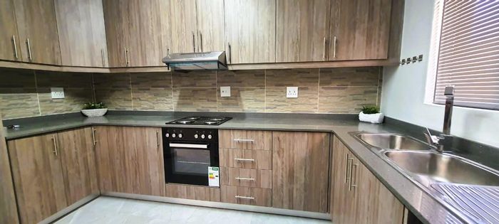 Windermere Townhouse To Rent: 2 beds, garage, open plan living, balcony.