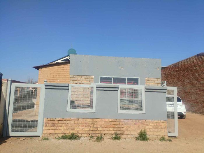 2-Bedroom House To Rent in Nellmapius, close to schools and transport.