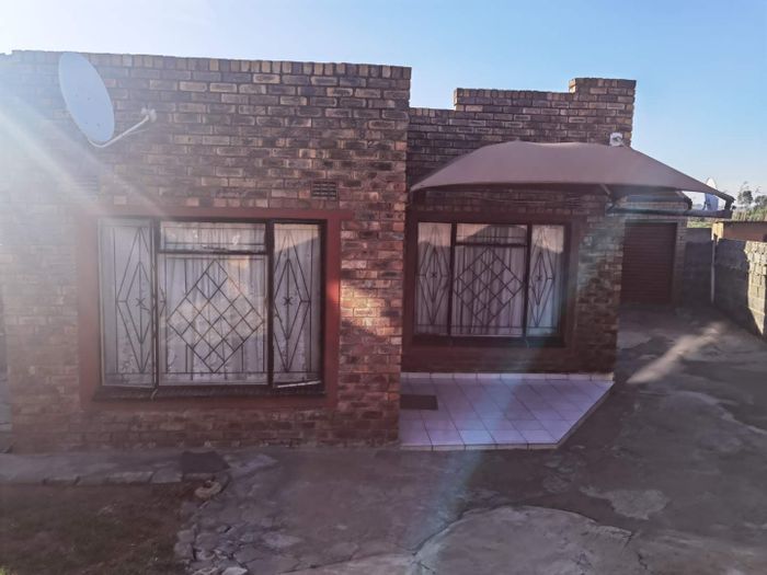 House for Sale in Tembisa Ext 4: 2-bed main house, 6 tenanted rooms.
