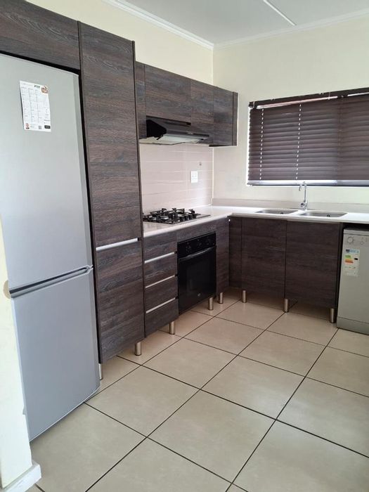 Spacious 2-bed, 2-bath townhouse in Greenstone Hill, close to amenities. To Rent.