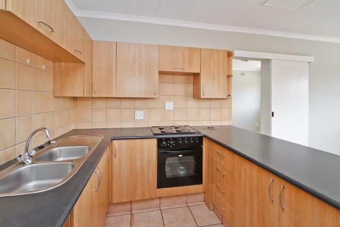 For Sale: Apartment in Bedford Gardens with kitchen, lounge, en-suite, and parking.