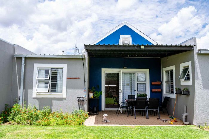 For Sale: Townhouse in Academia with 3 bedrooms, pet-friendly, and double-volume living areas.