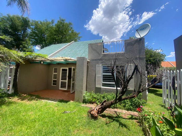 Property #2387200, Townhouse For Sale in Weltevreden Park