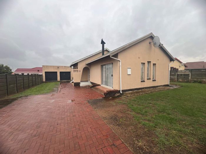 Leondale House For Sale: 3 Bedrooms, double garage, close to amenities.