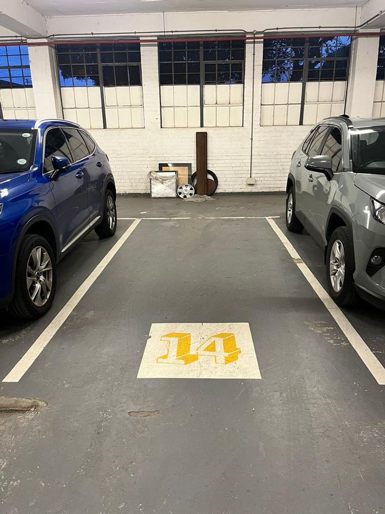 Tandem parking bay