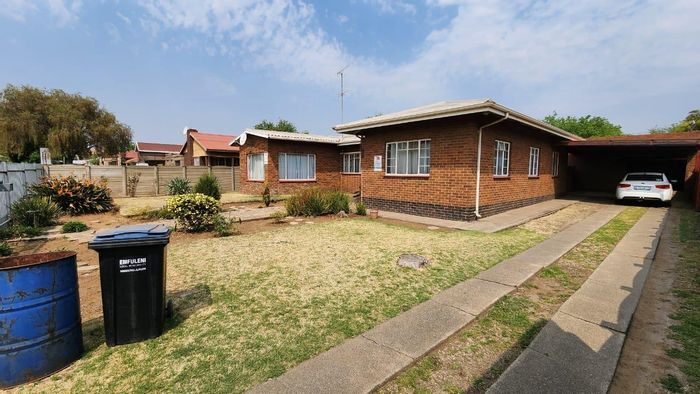 House for Sale in Vanderbijlpark South East 6: 3 bedrooms, spacious yard, parking.