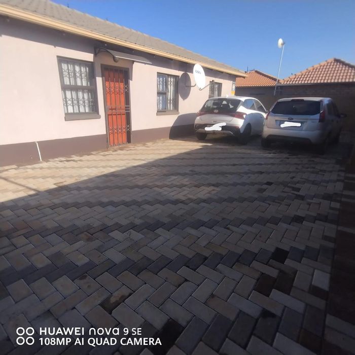 Dawn Park House For Sale: 3 Bedrooms, secure community, double garage, convenient location.