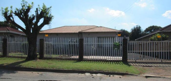 Versatile 4-bedroom house in Sunnyridge with dual kitchens and secure living. For Sale!