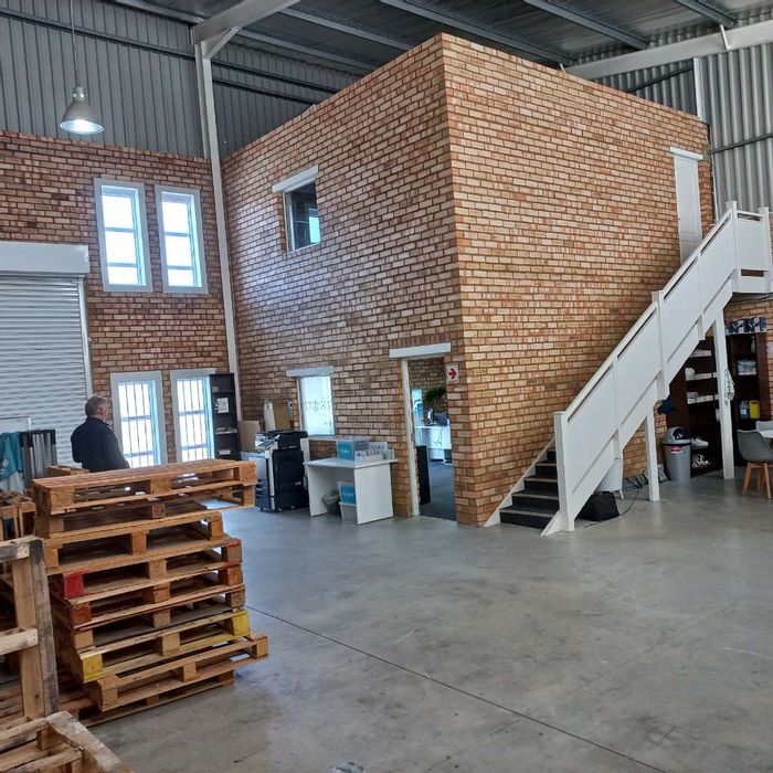 Industrial space to rent in Newton Park, 210 sqm with roller door access.