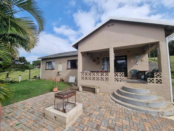 House For Sale in Leisure Bay: Off-grid living, solar system, spacious patio, and Wendy house.