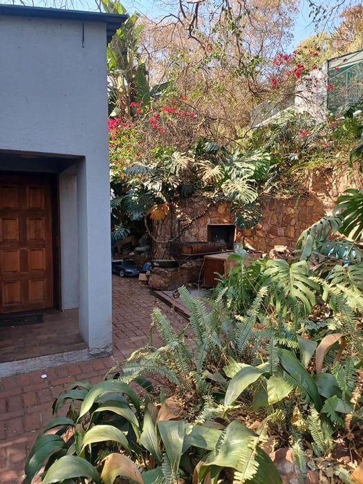 Spacious Pretoria North House for Sale: 5 Bedrooms, Pool, and Ample Parking!