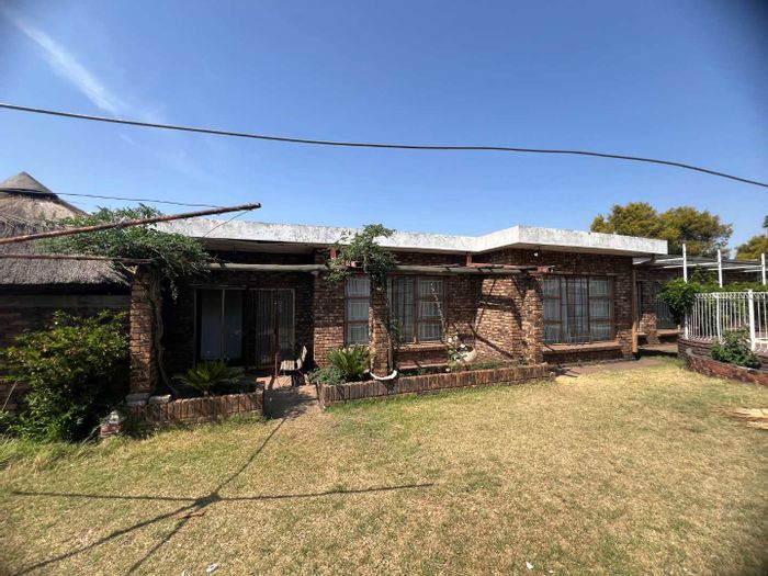 For Sale: House in Vanderbijlpark South East, ideal for student accommodation with pool.