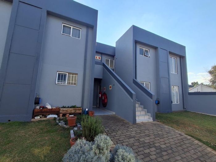 Mulbarton Townhouse For Sale: 2 beds, balcony, secure complex, investment potential.