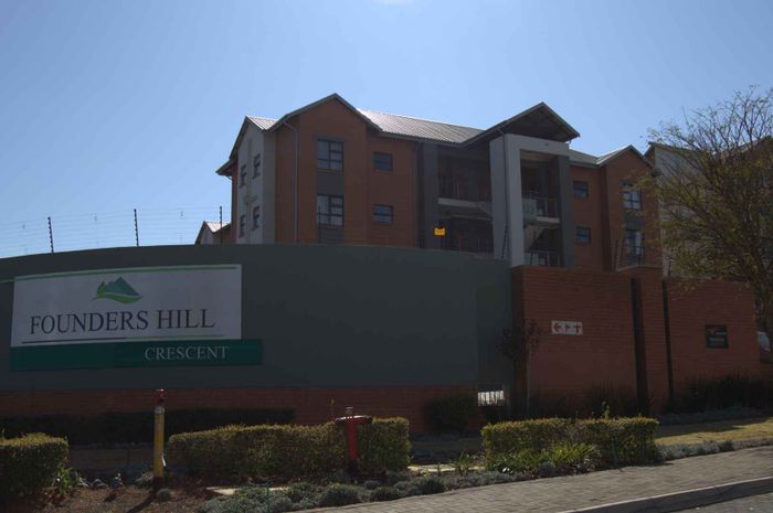 Edenvale Central Apartment For Sale: 1 Bed, Pool, Clubhouse, Secure Access.