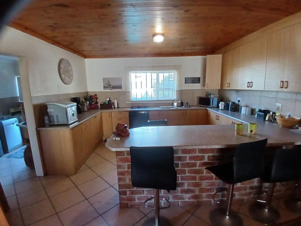 The very spacious Kitchen - with lots of built-in cupboards: gas/electric Stove.