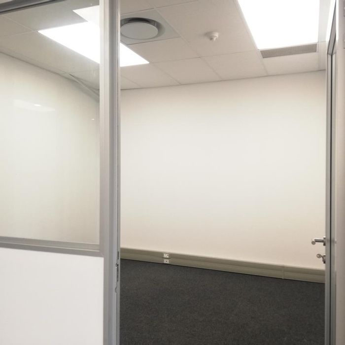 Dawncliffe Office To Rent: 24-hour security, prime location, and essential amenities.