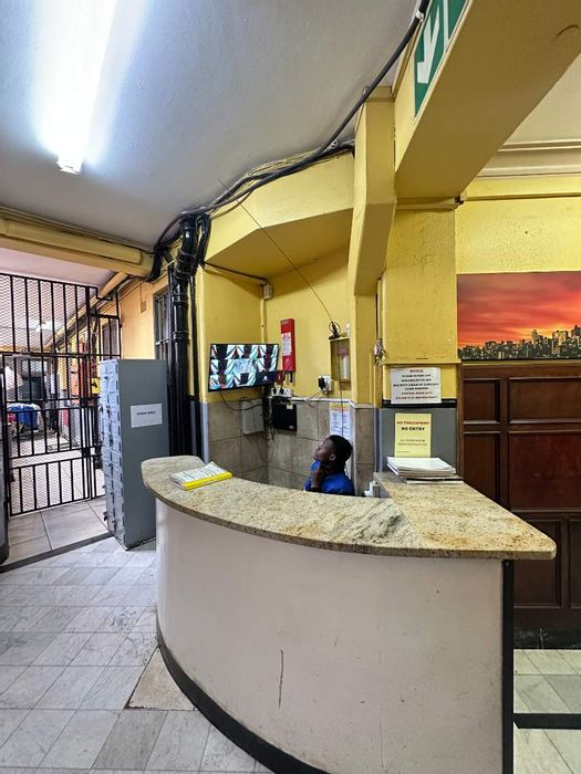 Joubert Park Apartment To Rent: Close to transport, shopping, schools, and parks.