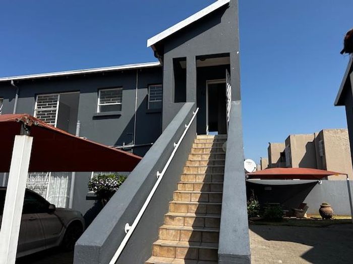 New Redruth Townhouse To Rent: 2 Bedrooms, communal pool, gas stove, balcony.