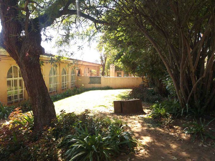 For Sale: House in Albertville with 7 rooms, communal kitchen, pool, and parks.