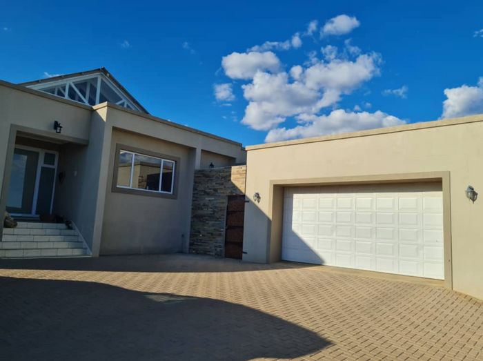 For Sale: House in Omeya Golf Estate with 3 en-suite bedrooms, office, and amenities.