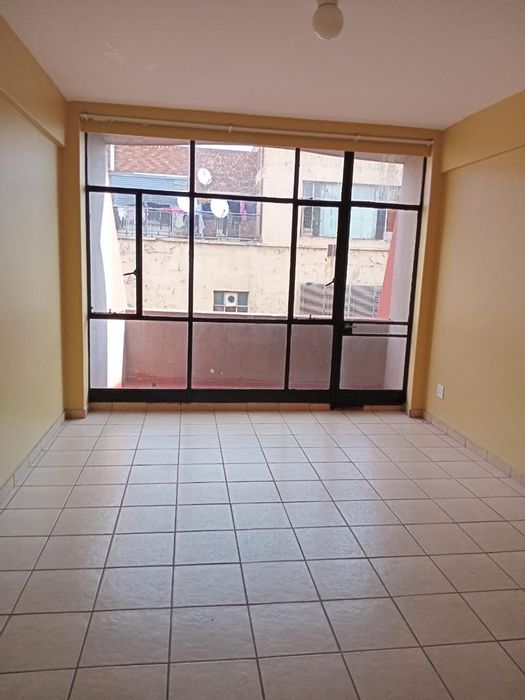 Apartment To Rent in Johannesburg Central: Close to amenities, schools, and transport.
