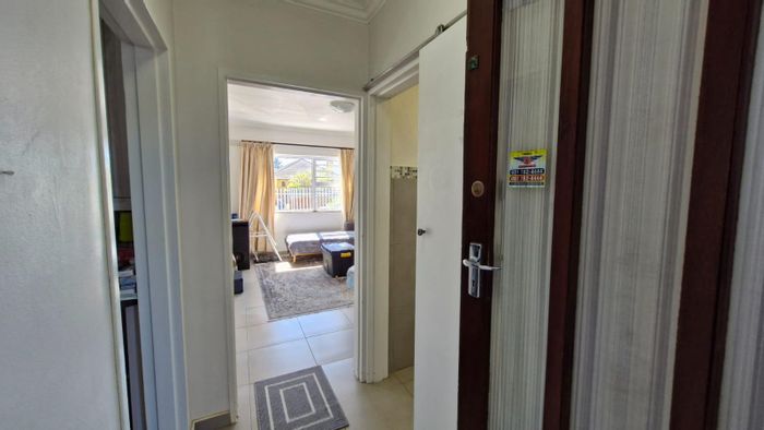 Fish Hoek Central Apartment To Rent: Includes fibre, water, mountain views, close to beach.