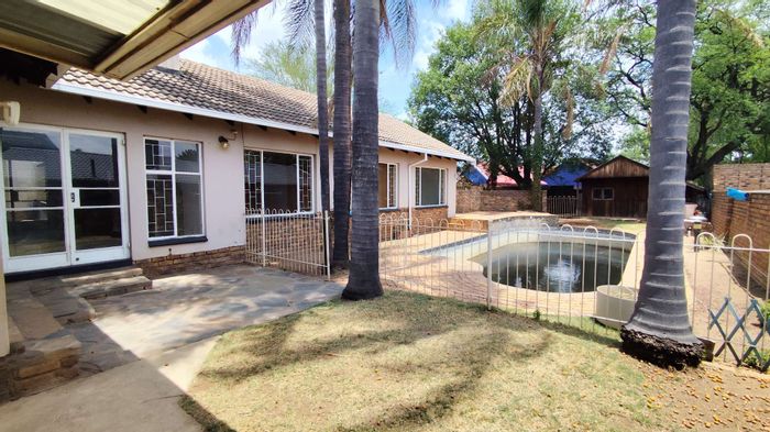 For Sale: Spacious 6-bedroom house with flatlet, pool, and ample parking in The Reeds Ext 15.