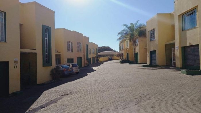 Hochlandpark Townhouse for Sale: 3 Bedrooms, BBQ Area, Secure Parking, Quiet Complex.