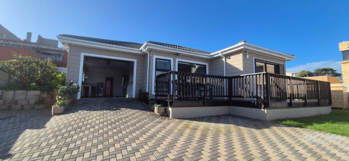 Townhouse in Dana Bay To Rent: 2 beds, garden, parking, WiFi included.