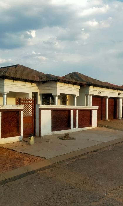 3-bedroom house for sale in Mamelodi East with rental potential and en-suite.