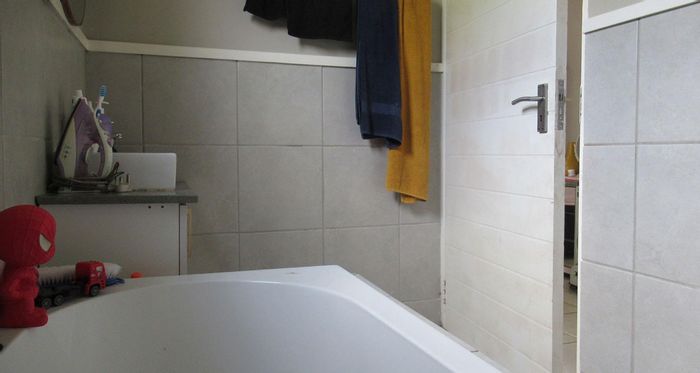 Two-bedroom house for sale in South Hills with secure parking and open-plan living.