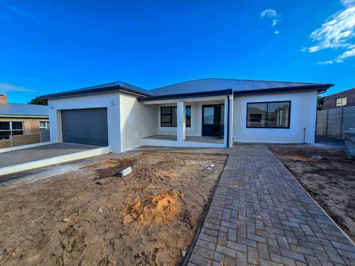 Property #2400276, House For Sale in Still Bay West