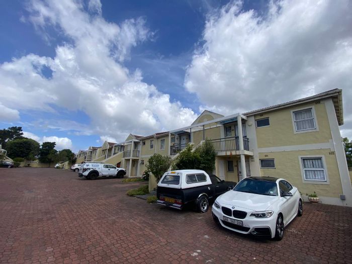 Wynberg Apartment For Sale: 2 beds, secure parking, 24-hour concierge, renovation opportunity.