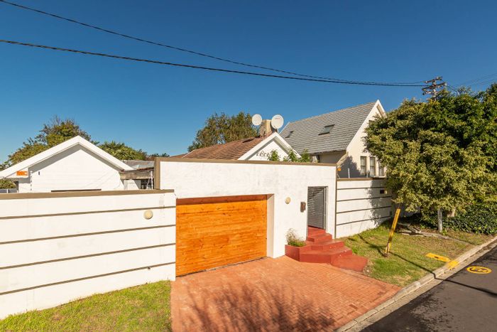 Rondebosch House For Sale: 3 beds, pool, garage, near schools and amenities.